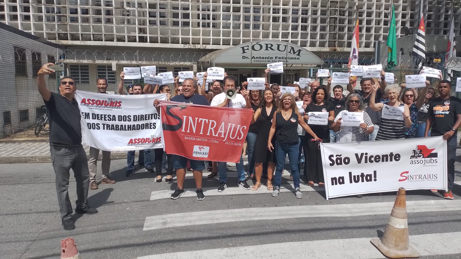 São Vicente Servidores realizam ato em protesto contra presidência do